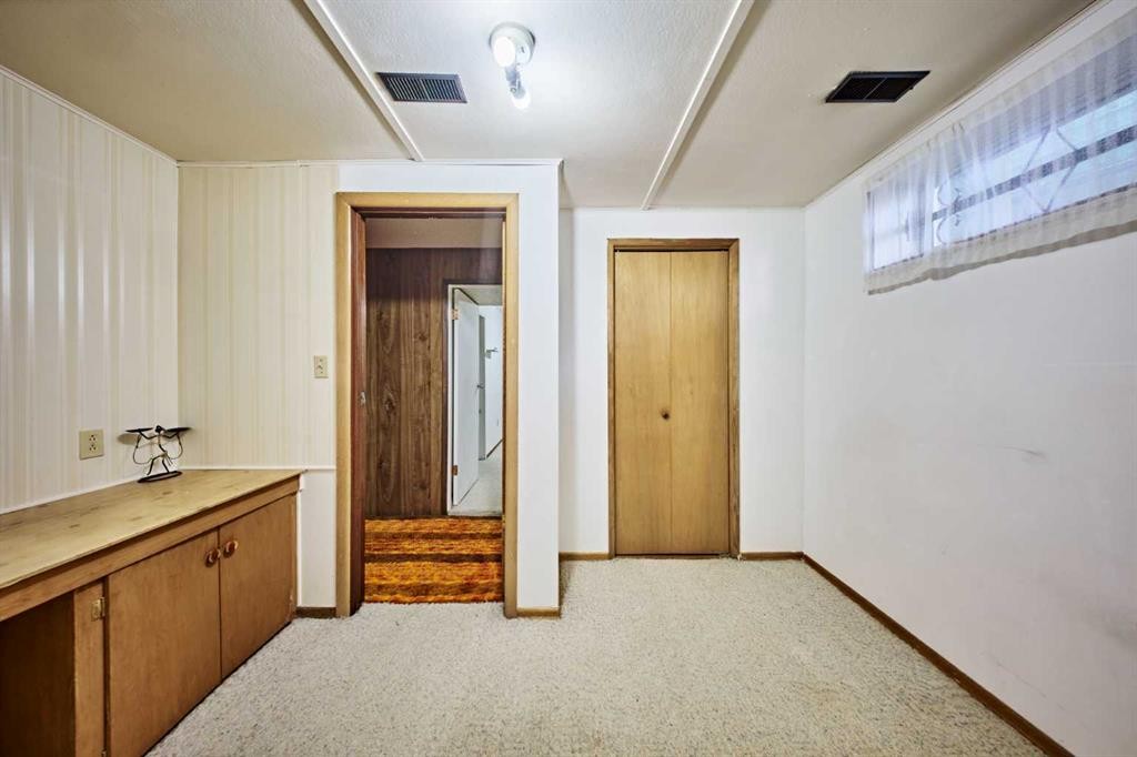627 94 Avenue Sw, Calgary, AB - Indoor Photo Showing Other Room