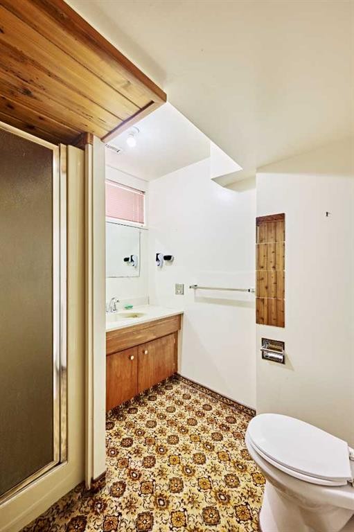 627 94 Avenue Sw, Calgary, AB - Indoor Photo Showing Bathroom