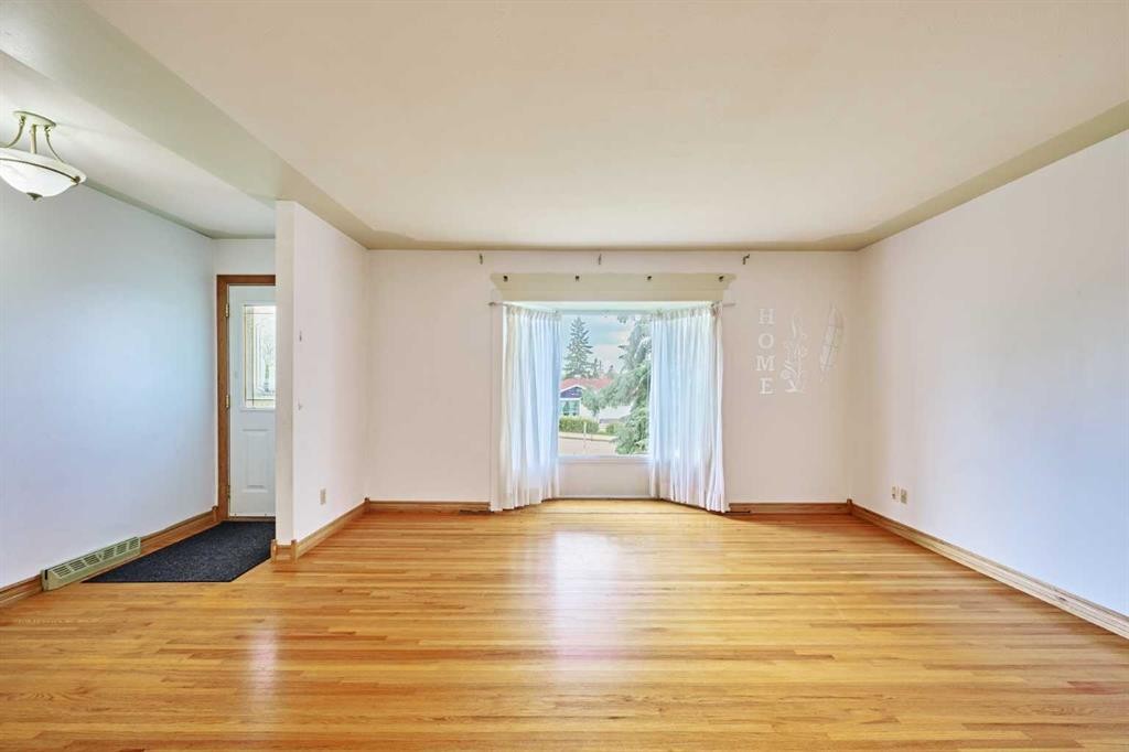 627 94 Avenue Sw, Calgary, AB - Indoor Photo Showing Other Room