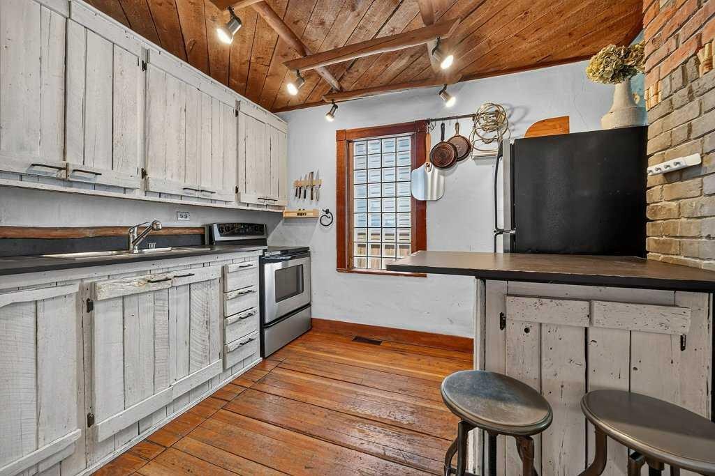 303 27 Avenue Ne, Calgary, AB - Indoor Photo Showing Kitchen With Double Sink