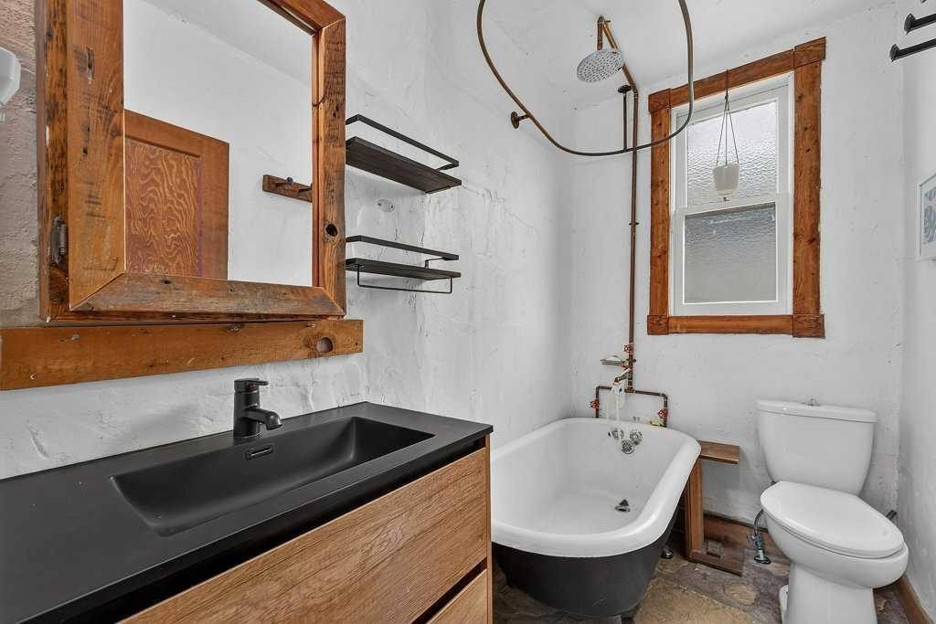 303 27 Avenue Ne, Calgary, AB - Indoor Photo Showing Bathroom