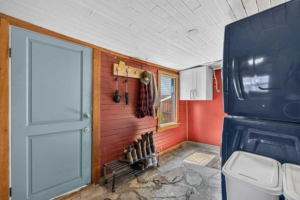 303 27 Avenue Ne, Calgary, AB - Indoor
