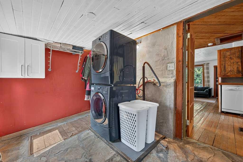 303 27 Avenue Ne, Calgary, AB - Indoor Photo Showing Laundry Room
