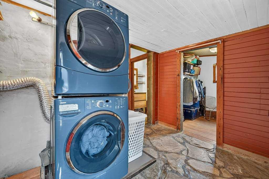 303 27 Avenue Ne, Calgary, AB - Indoor Photo Showing Laundry Room