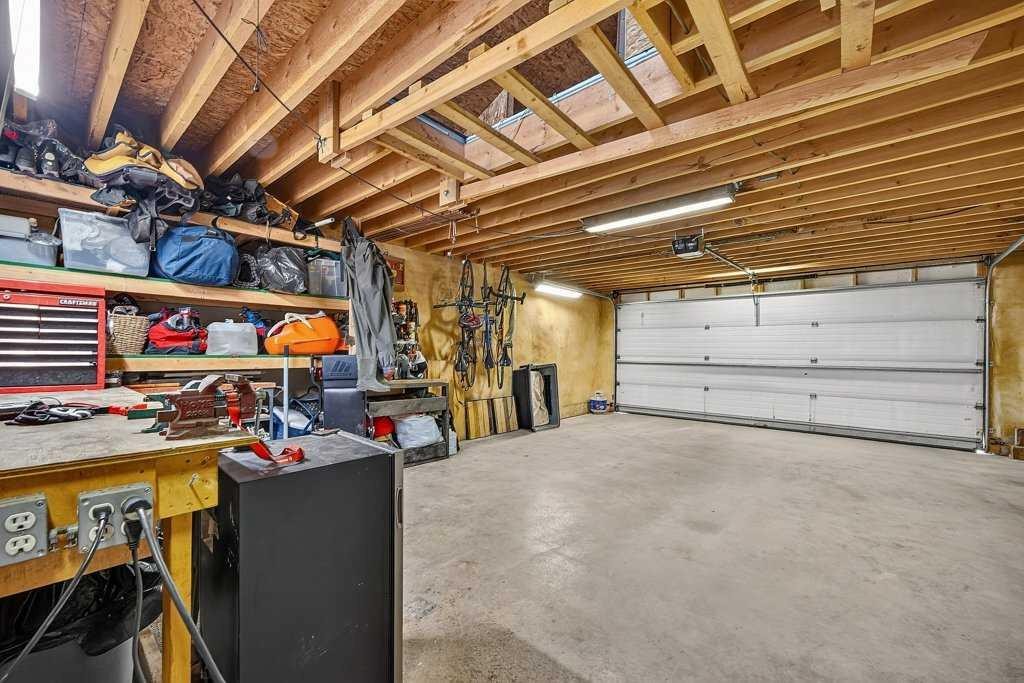 303 27 Avenue Ne, Calgary, AB - Indoor Photo Showing Garage