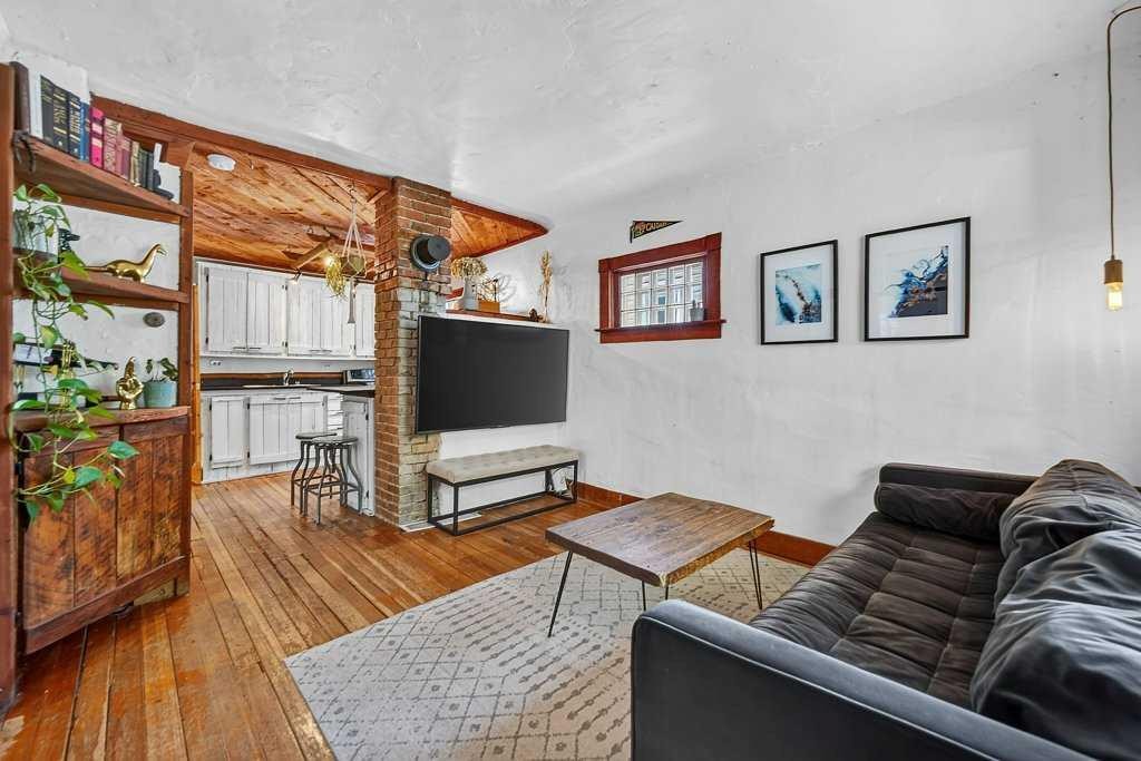 303 27 Avenue Ne, Calgary, AB - Indoor Photo Showing Living Room