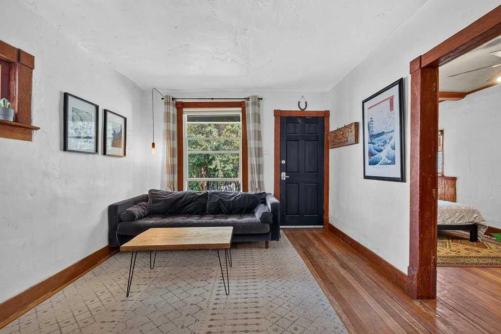 303 27 Avenue Ne, Calgary, AB - Indoor Photo Showing Other Room