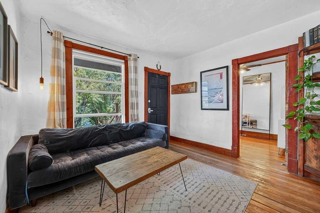 303 27 Avenue Ne, Calgary, AB - Indoor Photo Showing Living Room