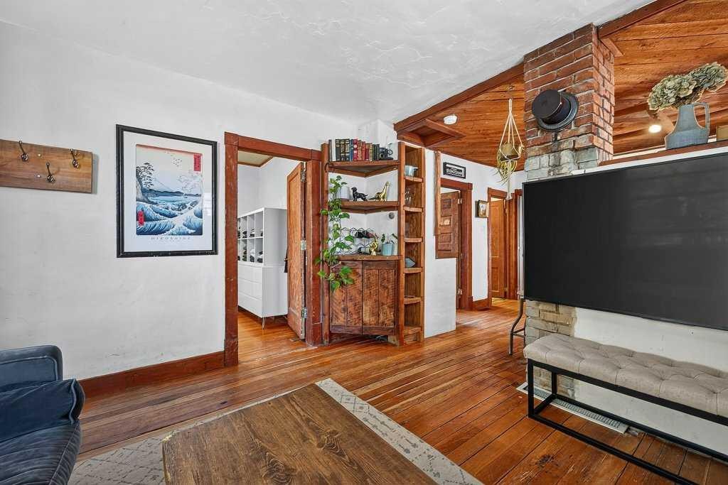303 27 Avenue Ne, Calgary, AB - Indoor Photo Showing Other Room