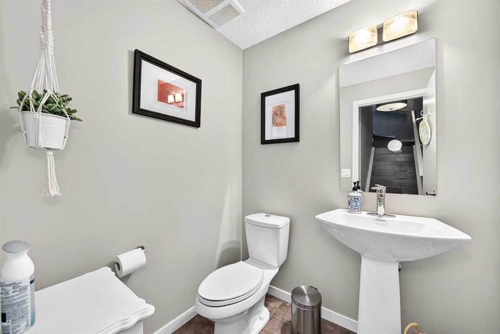 1915 Copperfield Boulevard Se, Calgary, AB - Indoor Photo Showing Bathroom