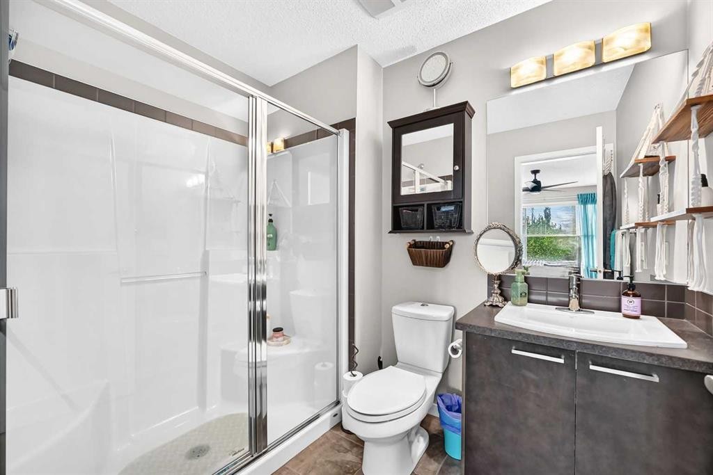 1915 Copperfield Boulevard Se, Calgary, AB - Indoor Photo Showing Bathroom