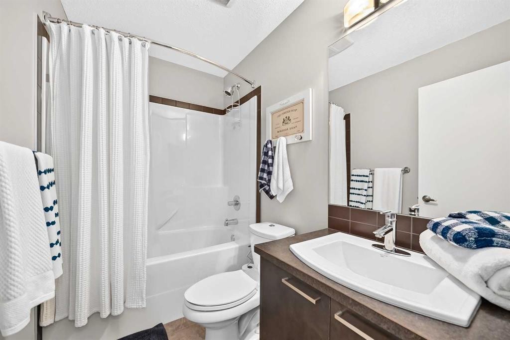 1915 Copperfield Boulevard Se, Calgary, AB - Indoor Photo Showing Bathroom