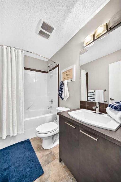 1915 Copperfield Boulevard Se, Calgary, AB - Indoor Photo Showing Bathroom