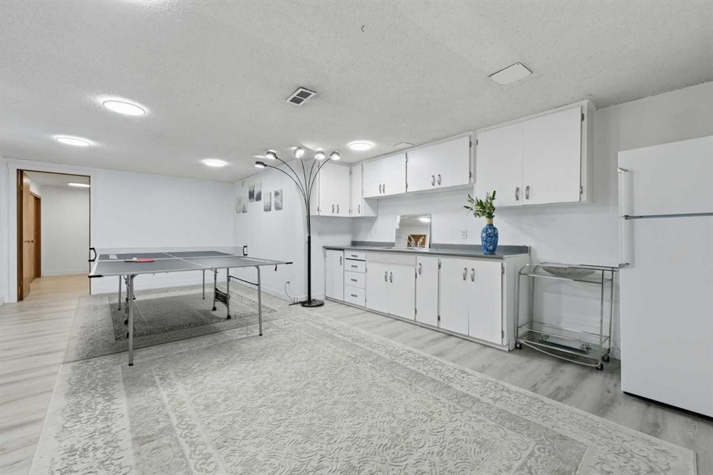 20 Rossburn Crescent Sw, Calgary, AB - Indoor Photo Showing Kitchen