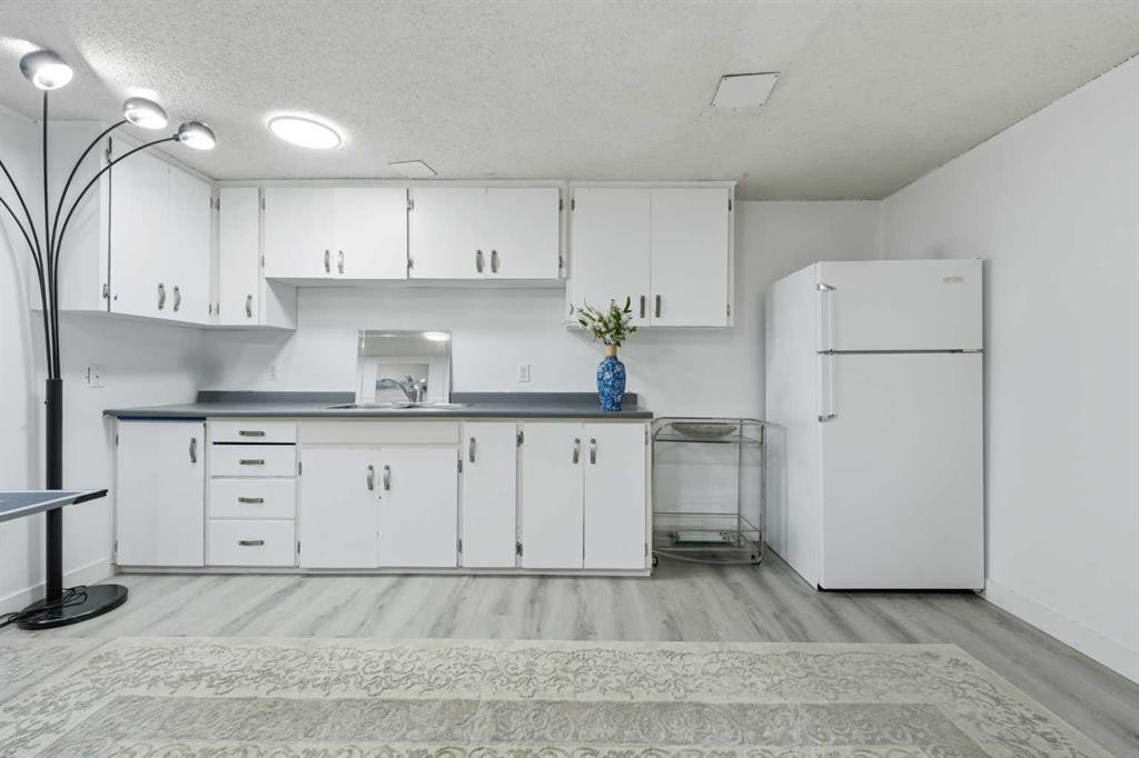 20 Rossburn Crescent Sw, Calgary, AB - Indoor Photo Showing Kitchen