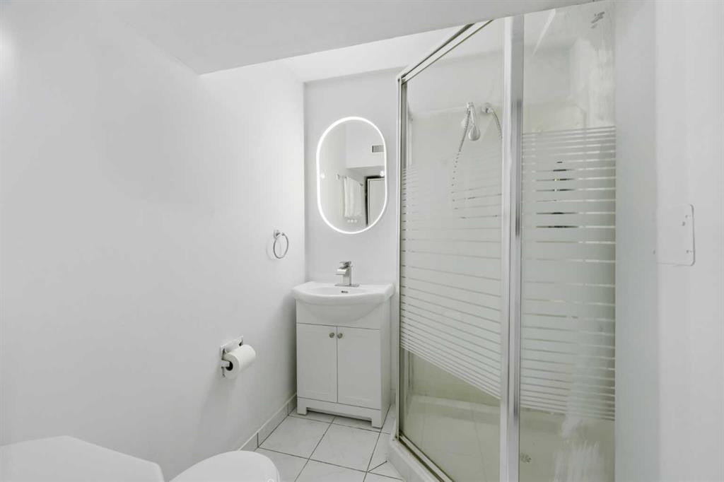 20 Rossburn Crescent Sw, Calgary, AB - Indoor Photo Showing Bathroom