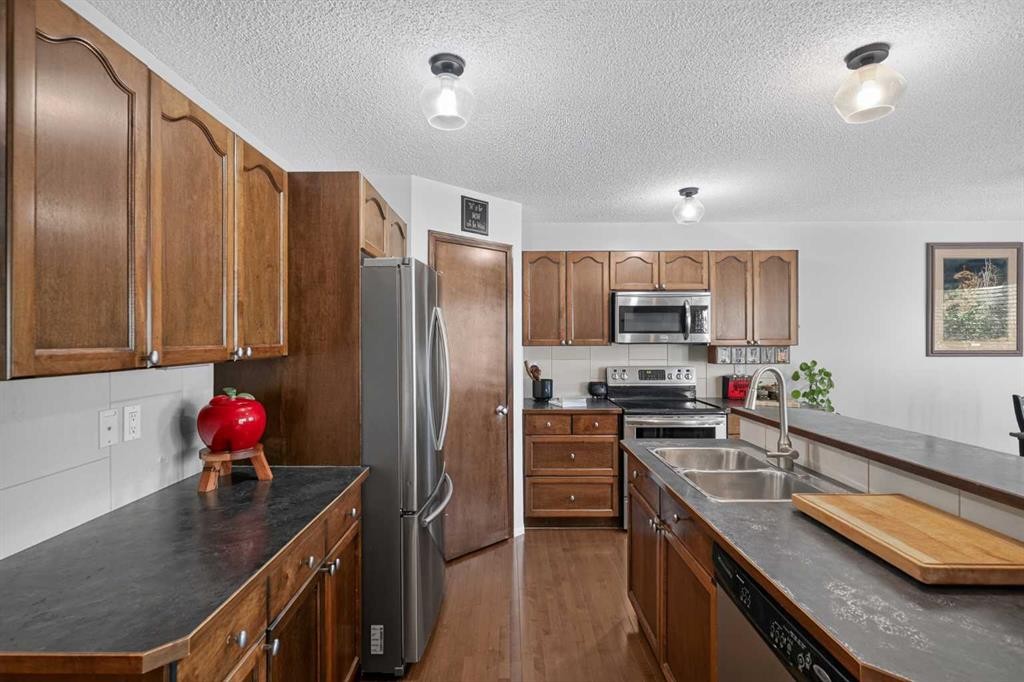 288 Evansbrooke Way Nw, Calgary, AB - Indoor Photo Showing Kitchen With Double Sink