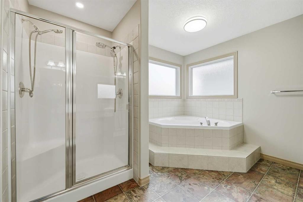 137 Evanscove Circle Nw, Calgary, AB - Indoor Photo Showing Bathroom