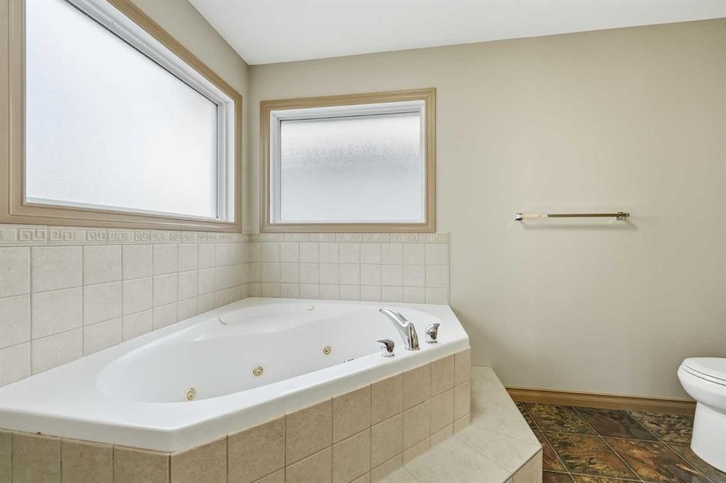 137 Evanscove Circle Nw, Calgary, AB - Indoor Photo Showing Bathroom
