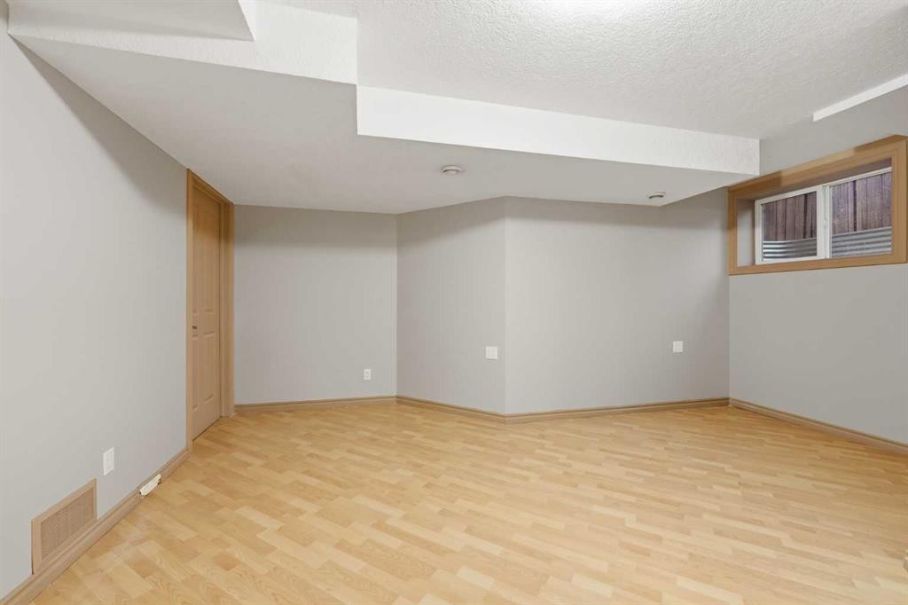 137 Evanscove Circle Nw, Calgary, AB - Indoor Photo Showing Other Room