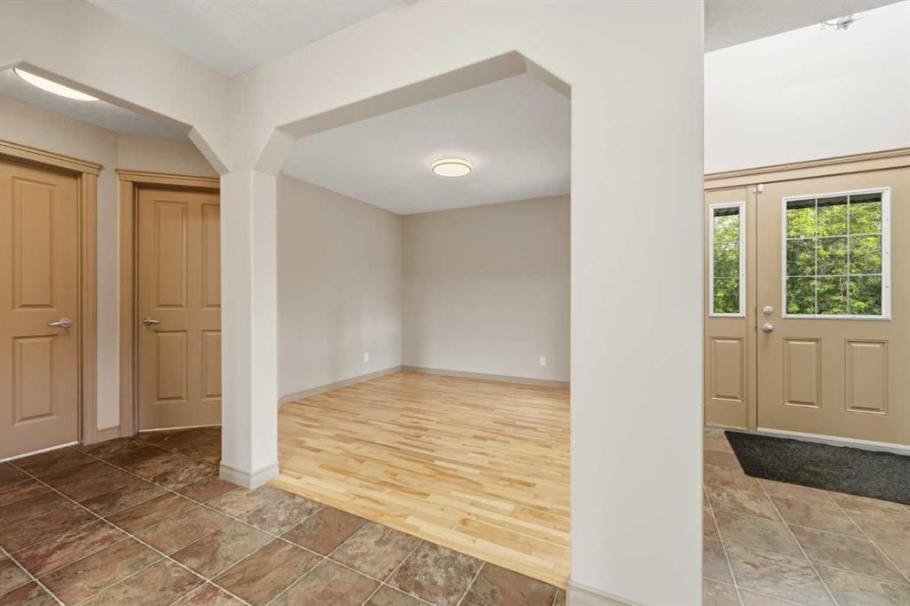 137 Evanscove Circle Nw, Calgary, AB - Indoor Photo Showing Other Room