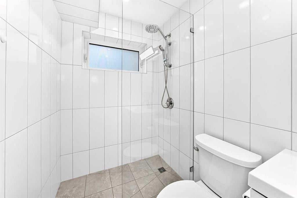 173 Cornwallis Drive Nw, Calgary, AB - Indoor Photo Showing Bathroom