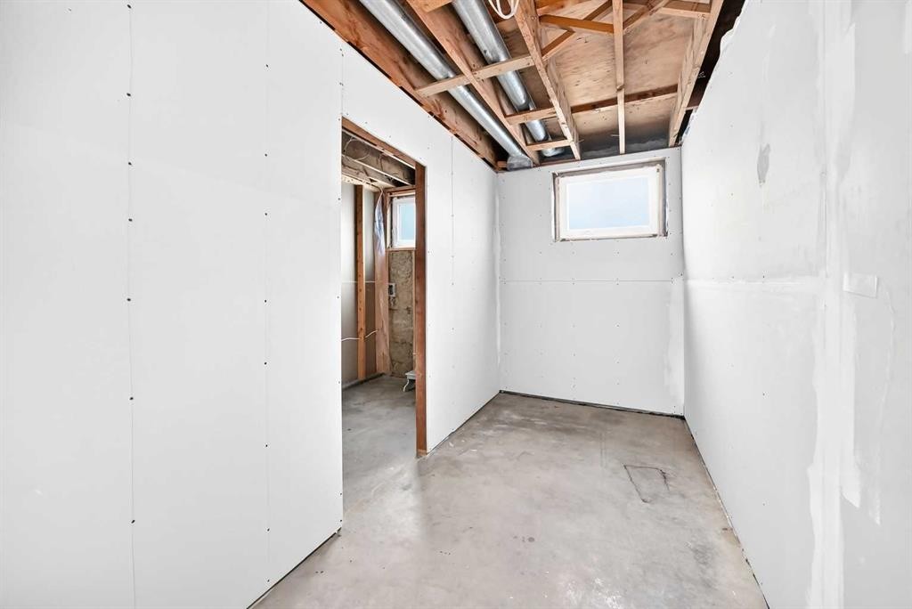 173 Cornwallis Drive Nw, Calgary, AB - Indoor Photo Showing Other Room