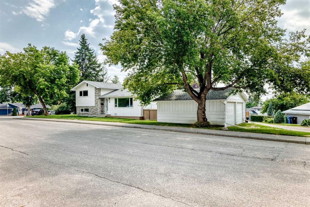 173 Cornwallis Drive Nw, Calgary, AB - Outdoor