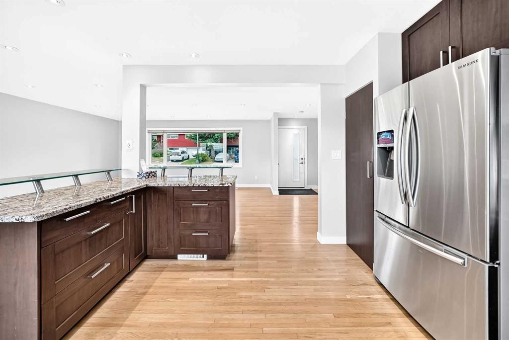 173 Cornwallis Drive Nw, Calgary, AB - Indoor Photo Showing Kitchen