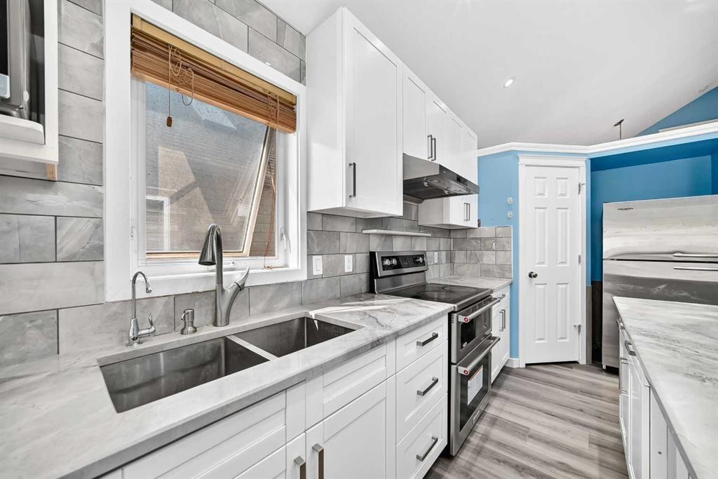 87 Tarawood Grove Ne, Calgary, AB - Indoor Photo Showing Kitchen With Double Sink With Upgraded Kitchen