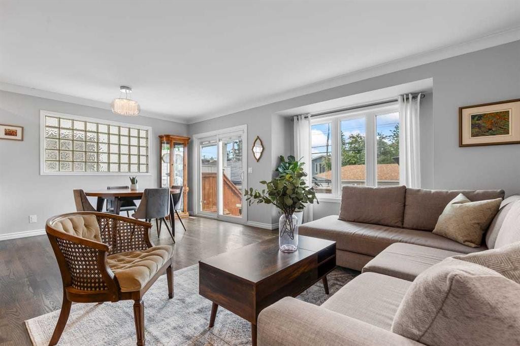 2031 2 Avenue Nw, Calgary, AB - Indoor Photo Showing Living Room