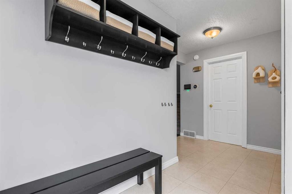 2031 2 Avenue Nw, Calgary, AB - Indoor Photo Showing Other Room