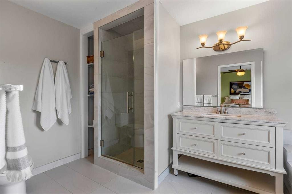 2031 2 Avenue Nw, Calgary, AB - Indoor Photo Showing Bathroom