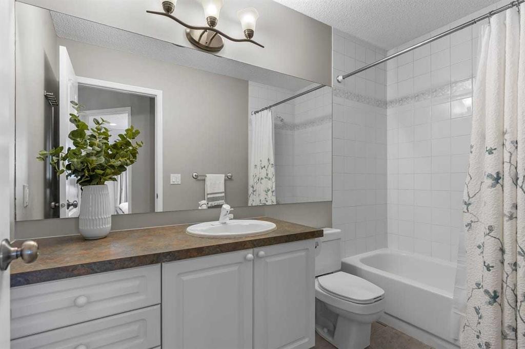 2031 2 Avenue Nw, Calgary, AB - Indoor Photo Showing Bathroom