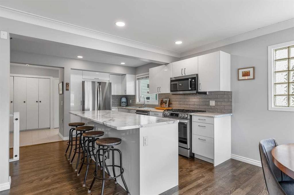 2031 2 Avenue Nw, Calgary, AB - Indoor Photo Showing Kitchen With Stainless Steel Kitchen With Upgraded Kitchen