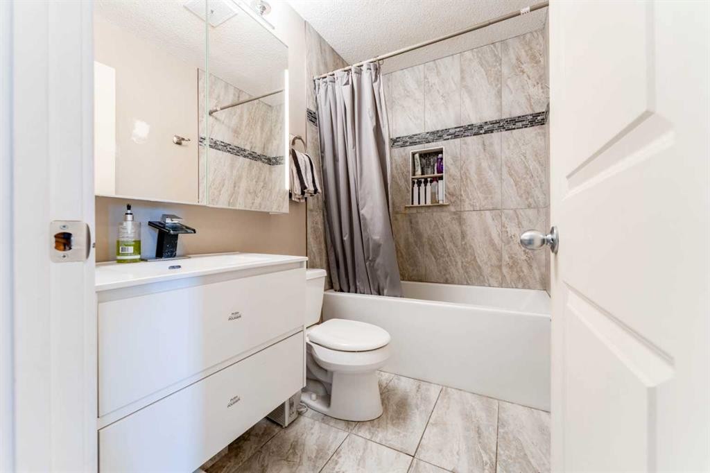 115 Maunsell Close Ne, Calgary, AB - Indoor Photo Showing Bathroom