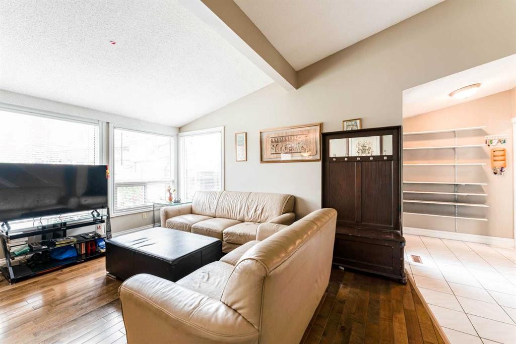 115 Maunsell Close Ne, Calgary, AB - Indoor Photo Showing Living Room