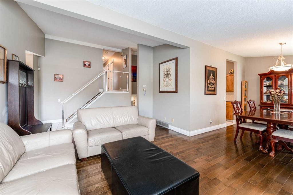 115 Maunsell Close Ne, Calgary, AB - Indoor Photo Showing Living Room