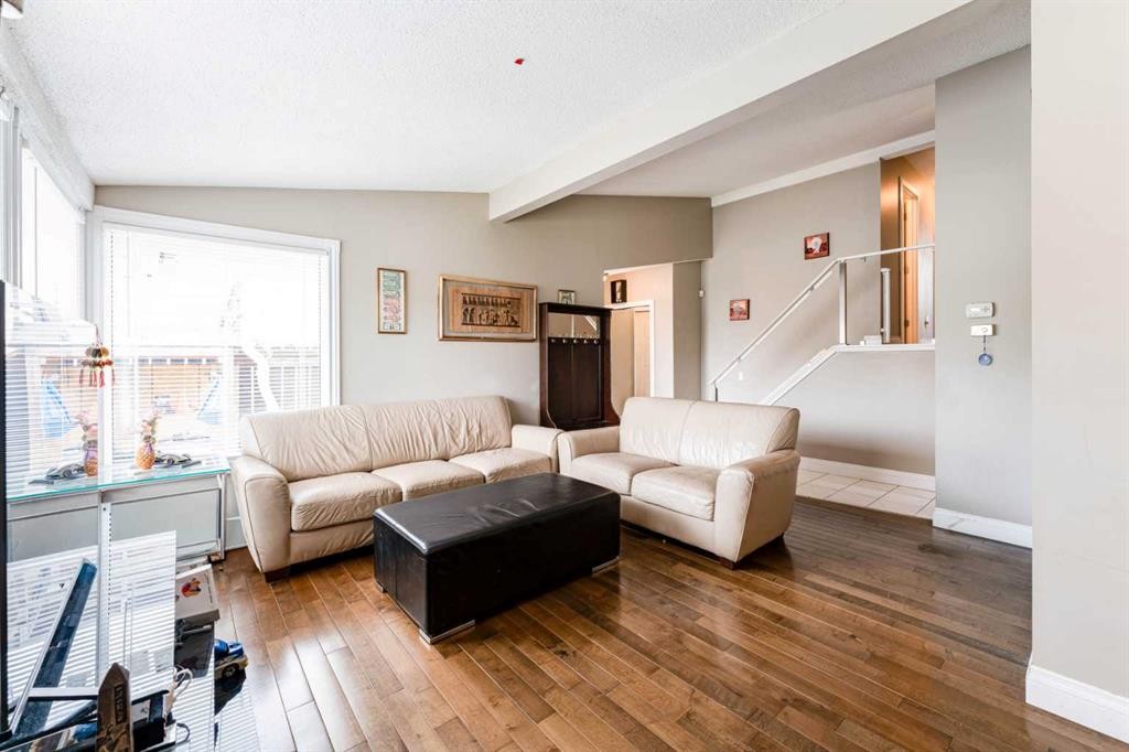 115 Maunsell Close Ne, Calgary, AB - Indoor Photo Showing Living Room