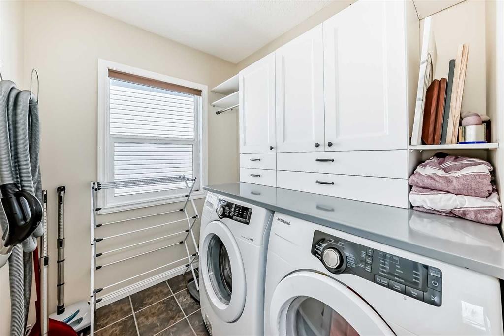 296 Sunset Point, Cochrane, AB - Indoor Photo Showing Laundry Room