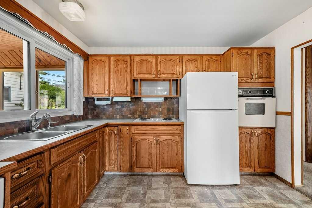 4515 Norquay Drive Nw, Calgary, AB - Indoor Photo Showing Kitchen With Double Sink