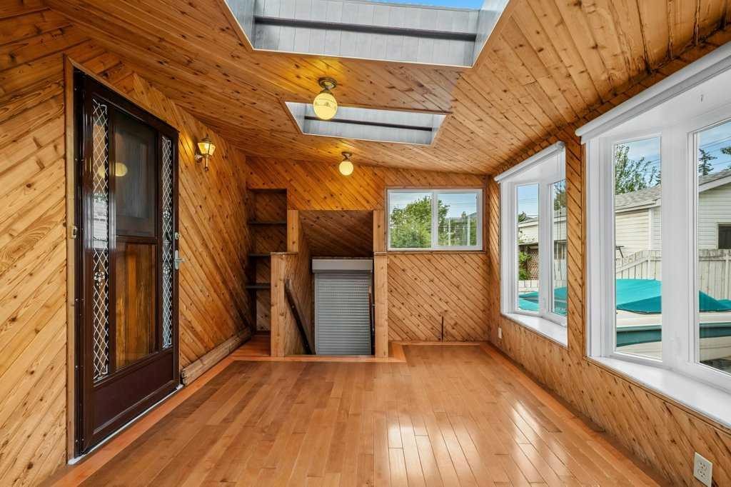 4515 Norquay Drive Nw, Calgary, AB - Indoor Photo Showing Other Room