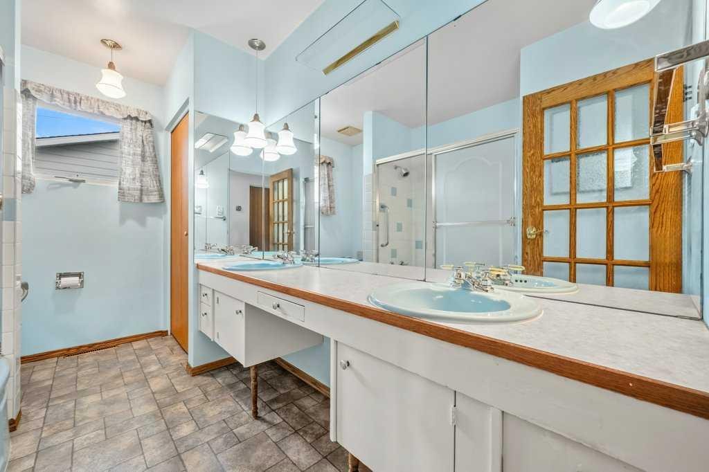 4515 Norquay Drive Nw, Calgary, AB - Indoor Photo Showing Bathroom