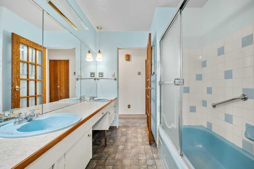 4515 Norquay Drive Nw, Calgary, AB - Indoor Photo Showing Bathroom