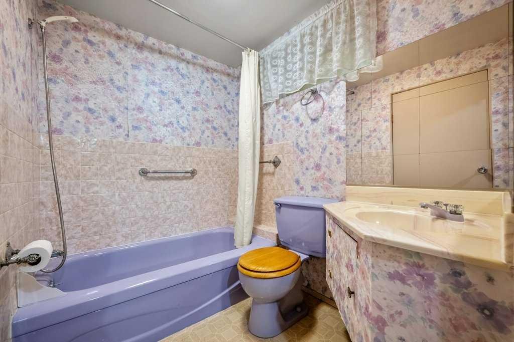 4515 Norquay Drive Nw, Calgary, AB - Indoor Photo Showing Bathroom