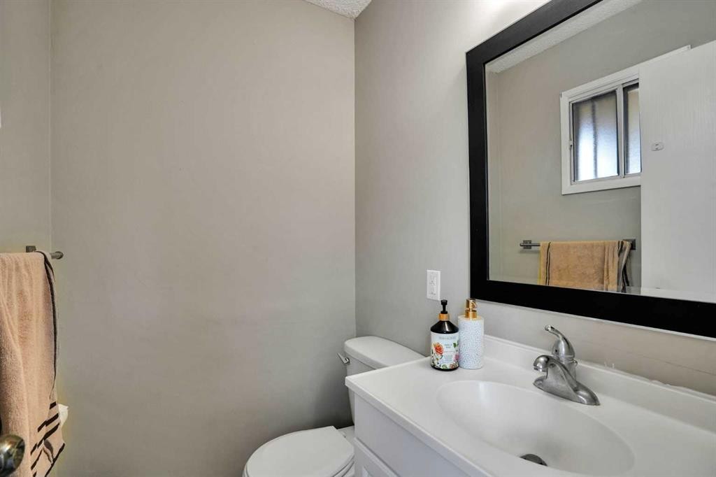 5620 Temple Drive Ne, Calgary, AB - Indoor Photo Showing Bathroom