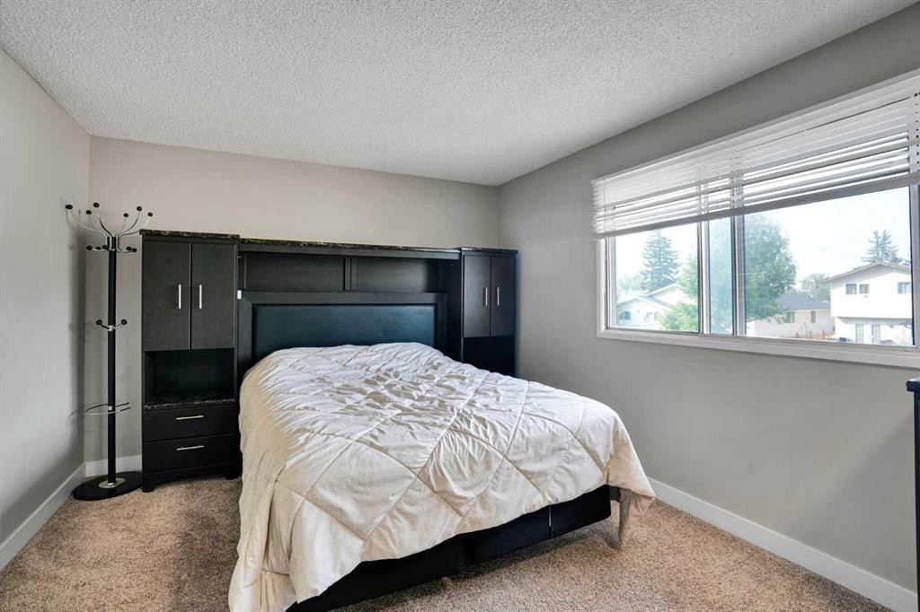 5620 Temple Drive Ne, Calgary, AB - Indoor Photo Showing Bedroom