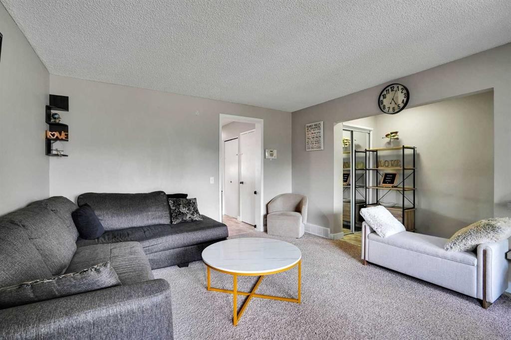5620 Temple Drive Ne, Calgary, AB - Indoor Photo Showing Living Room