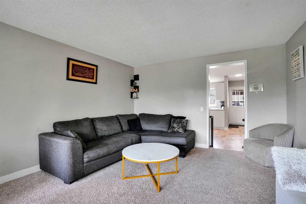 5620 Temple Drive Ne, Calgary, AB - Indoor Photo Showing Living Room