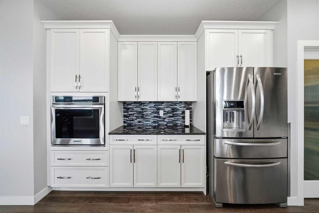 395 Boulder Creek Bay Se, Langdon, AB - Indoor Photo Showing Kitchen